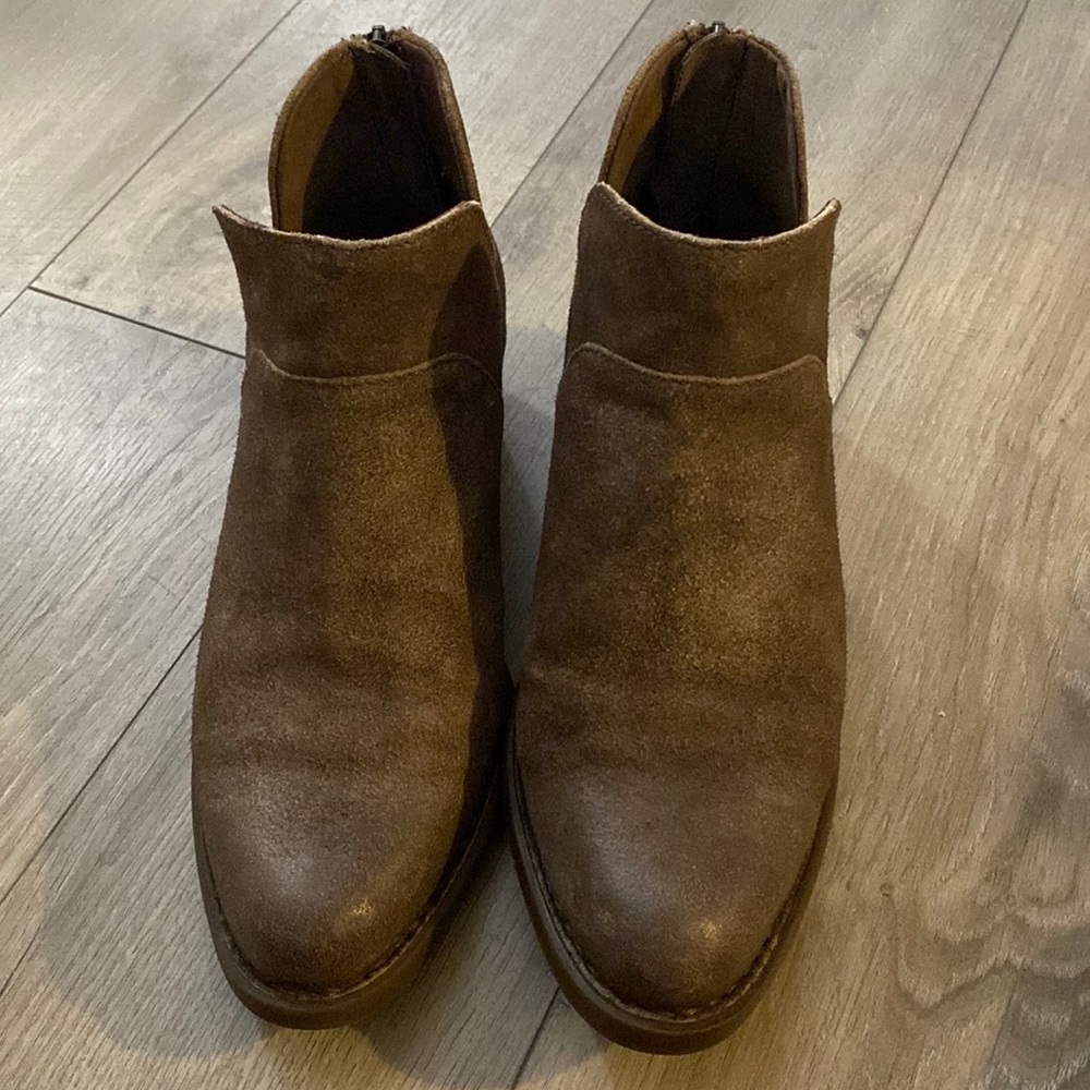 EUC Born Shari Ankle Booties Taupe Distressed Suede Back Zip Size 8
